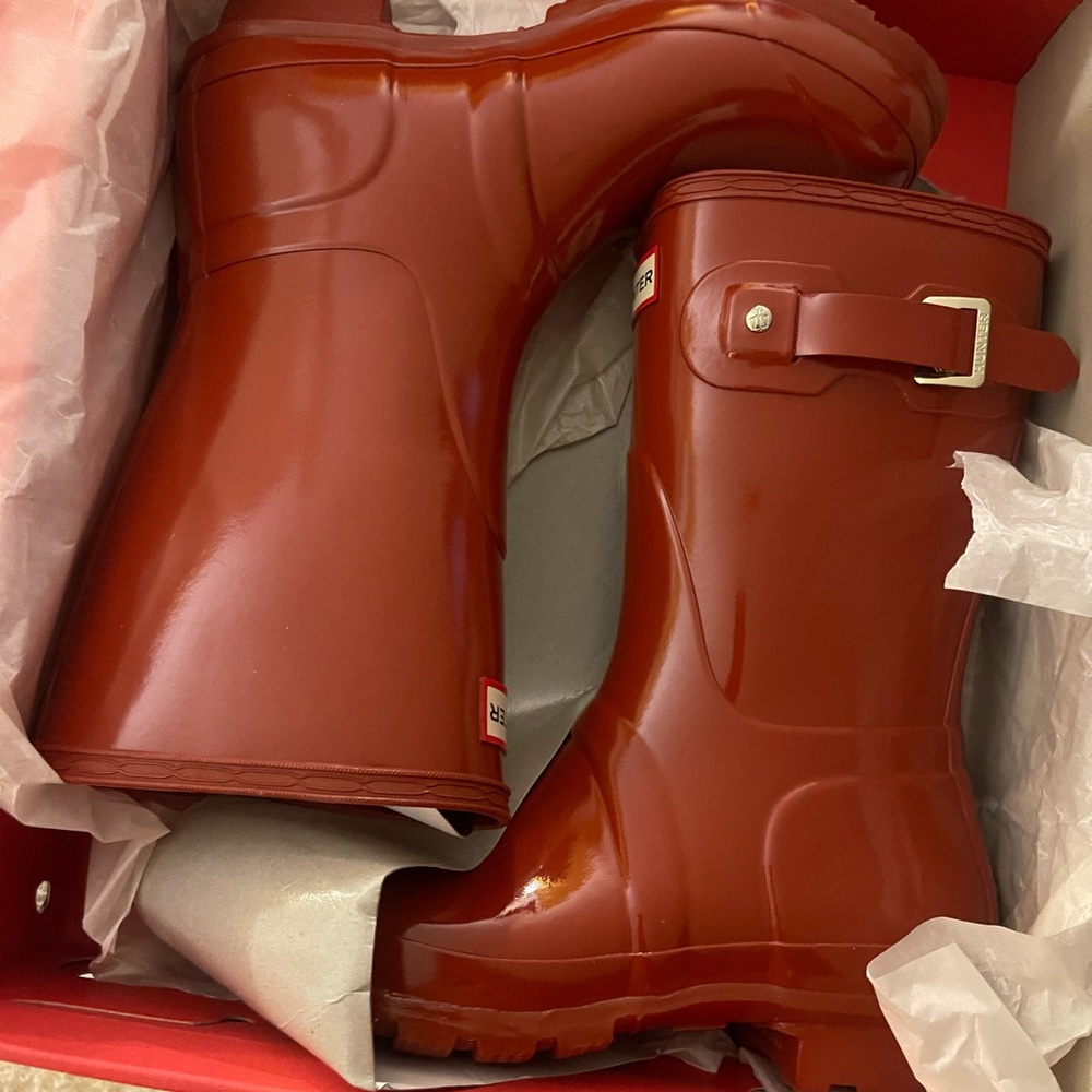 Hunter short boots in the color red. Brand new with box